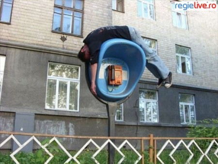 Cine ti-a facut gluma asta ma baiatule ? :))razi de mori